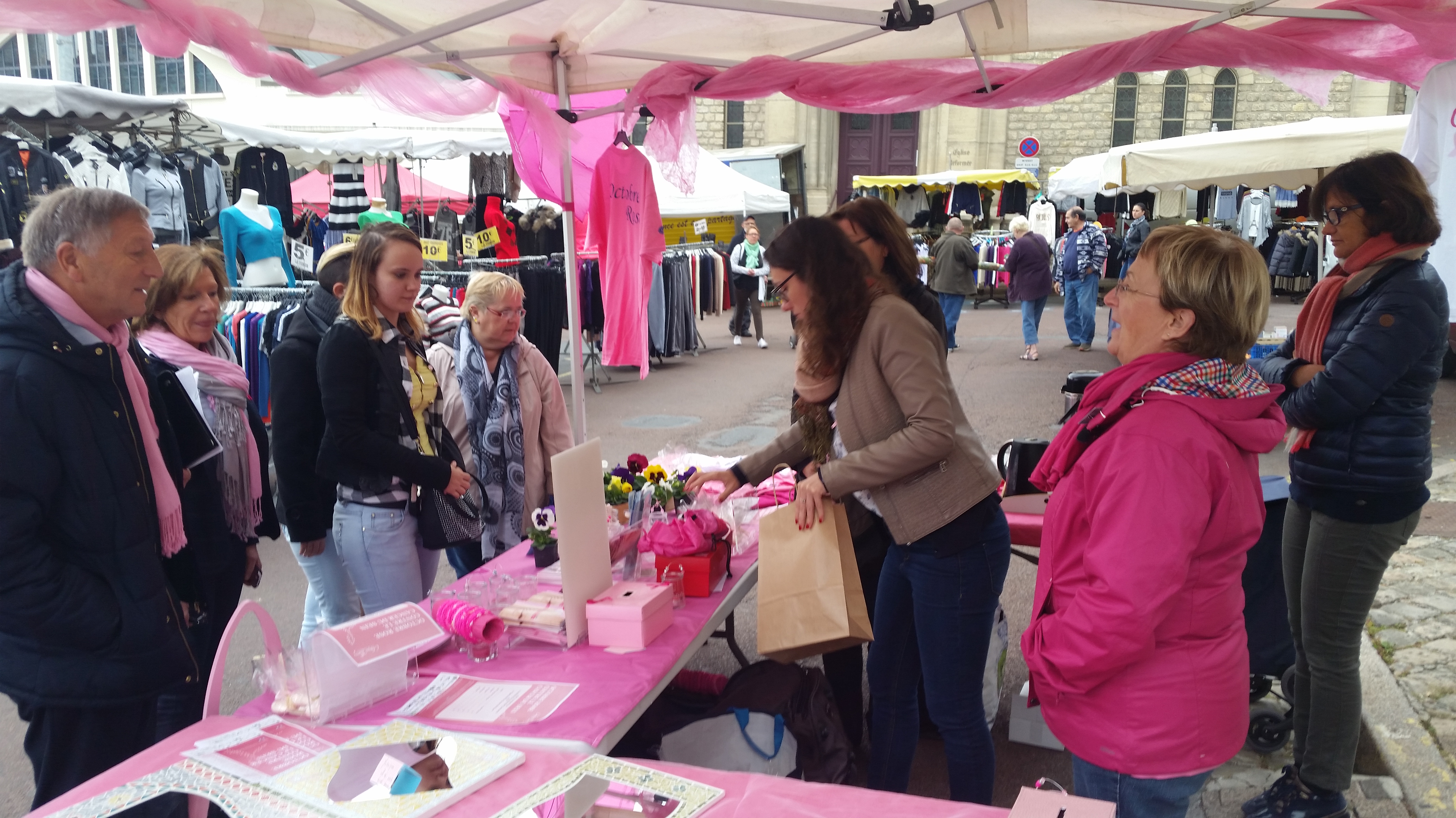 Octobre Rose à la rencontre des habitants, sur le marché © Ville de Château-Thierry