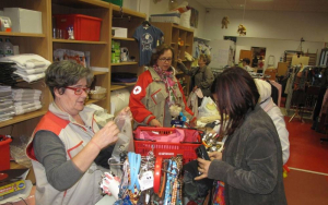 Grand destockage à la vestiboutique de la Croix-Rouge !