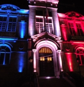 Hôtel de Ville illuminé au drapeau de la France